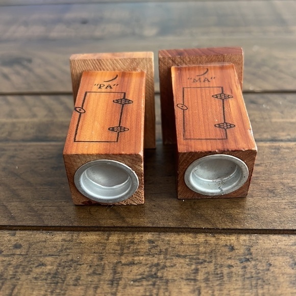 Vintage Wooden Outhouse Salt And Pepper Shakers -Ma & "Pa - Picture 6 of 6
